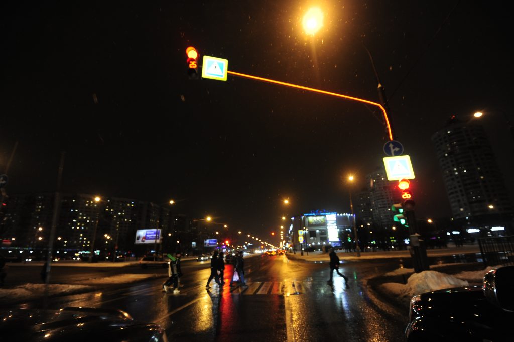 Почти 70 светофоров Москвы получили дополнительную подсветку