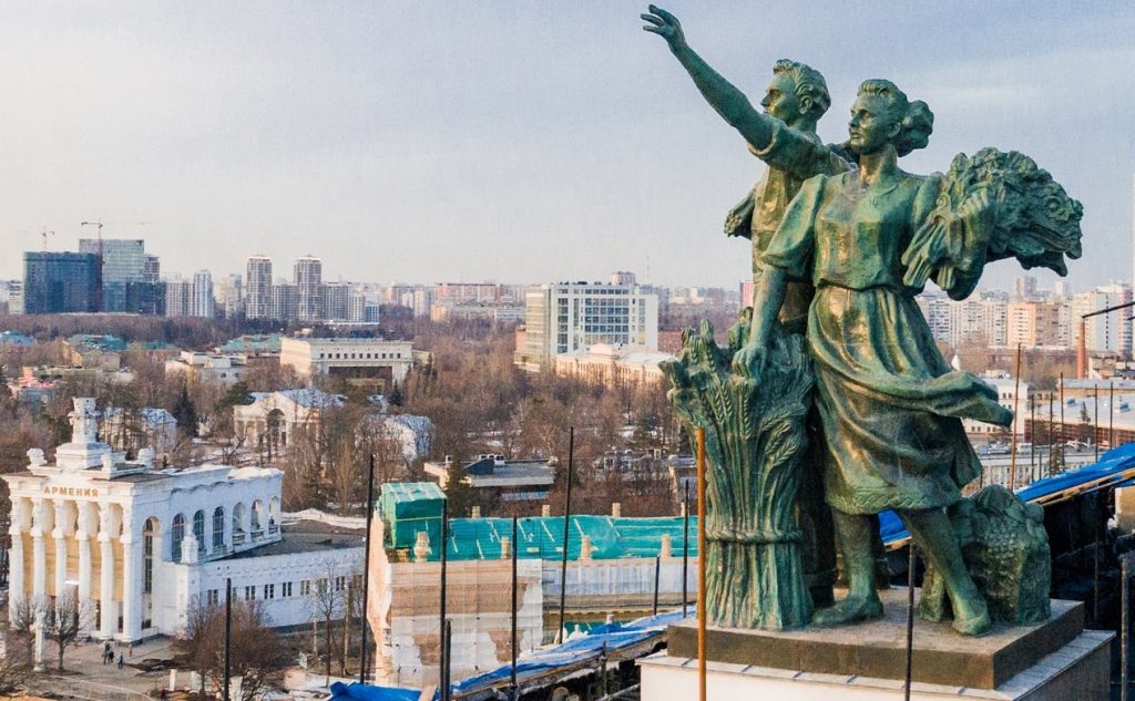 Москвичам показали «Рабочего и колхозницу» после реставрации