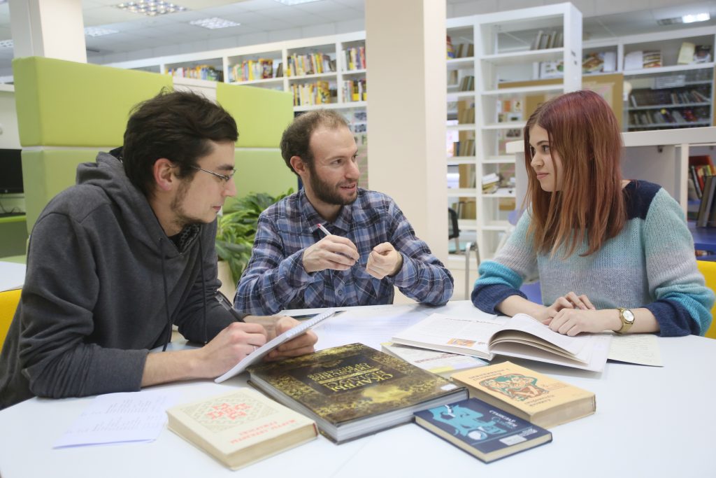 Библиотека имени Некрасова проведет лингвистические уроки для иностранцев