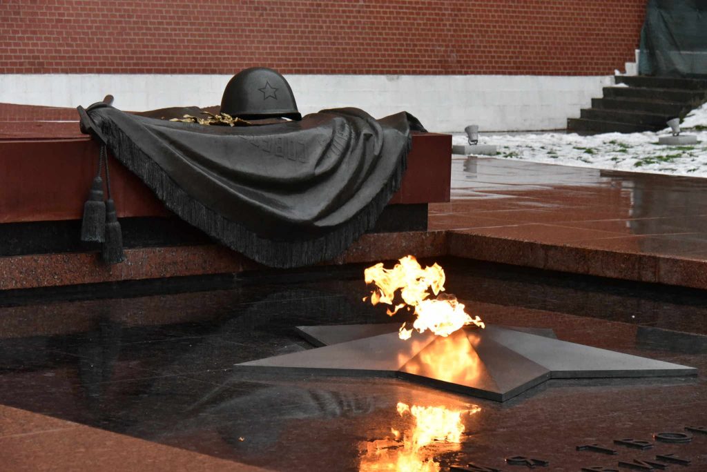 Специалисты проверят горелку Вечного огня в Александровском саду