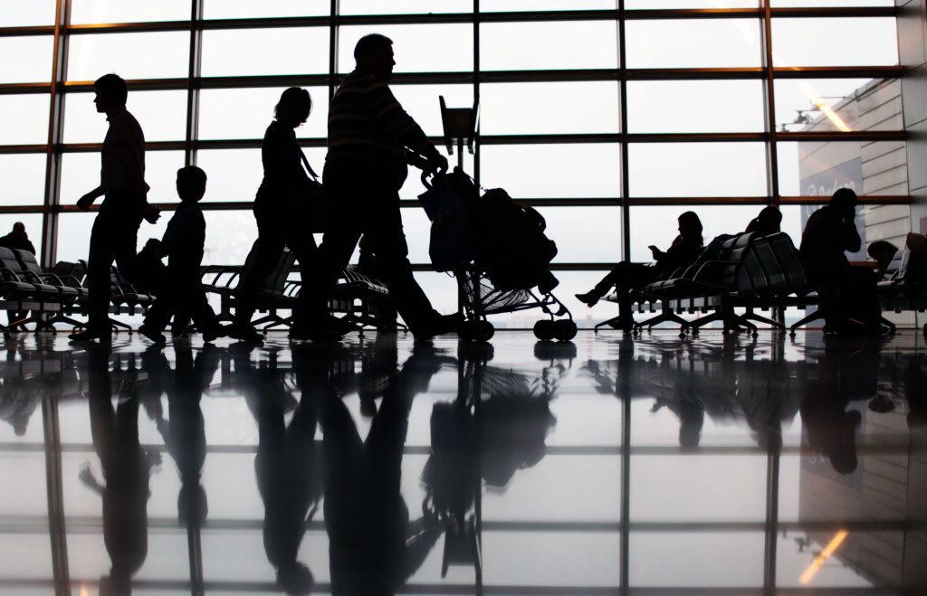 Аэропорты Москвы начнут штрафовать сидящих на полу и лежащих в креслах