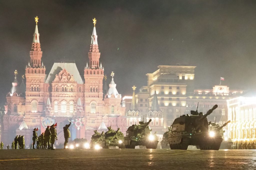 Люди и роботы отрепетировали Парад Победы на Красной площади