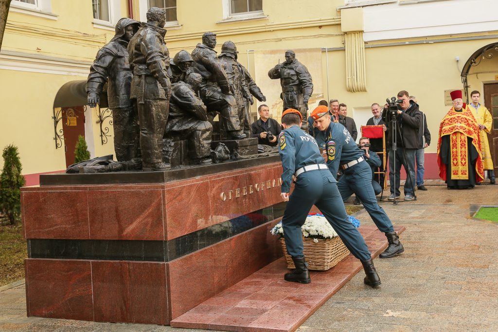 Торжественное открытие первого памятника московским пожарным состоялось в Главном управлении МЧС России по г. Москве