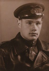 Молодой летчик Виталий Рыбалка на фронте. Фото: личный архив Виталия Рыбалка