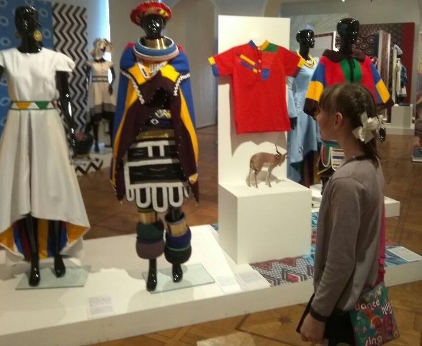 Воспитанники школы-интерната №31 увидели выставку африканской одежды