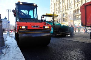 Почти 1 300 квадратных метров дорог отремонтировали в Центральном округе за два дня. Фото: Пелагия Замятина, «Вечерняя Москва»