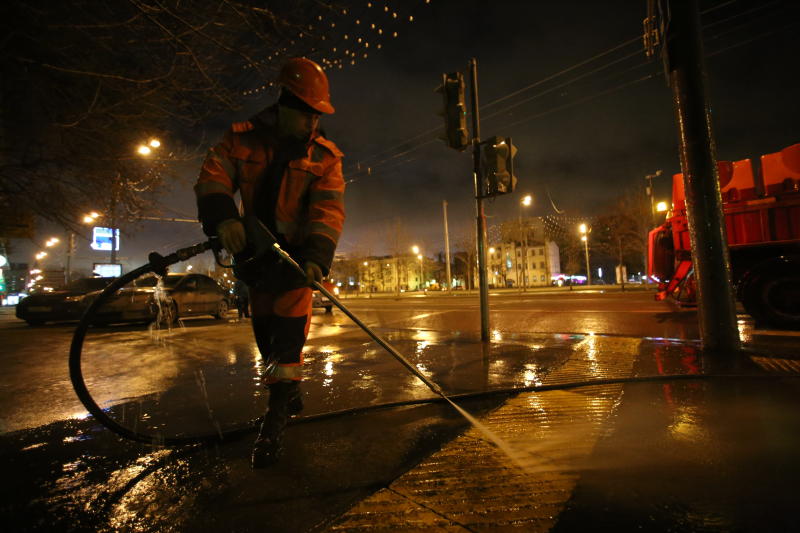 Дороги и тротуары в районе Хамовники промыли от остатков реагентов. Фото: архив, «Вечерняя Москва»