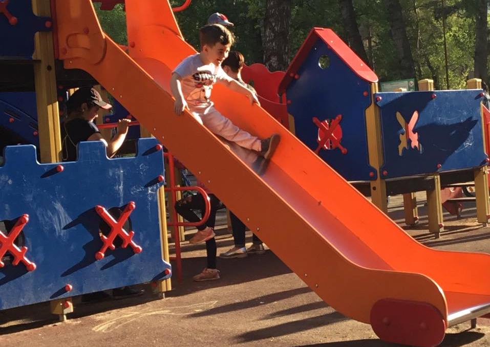 Карен Восканян катается с горки на детской площадке. Фото с личной страницы Артура Мурадяна в Facebook