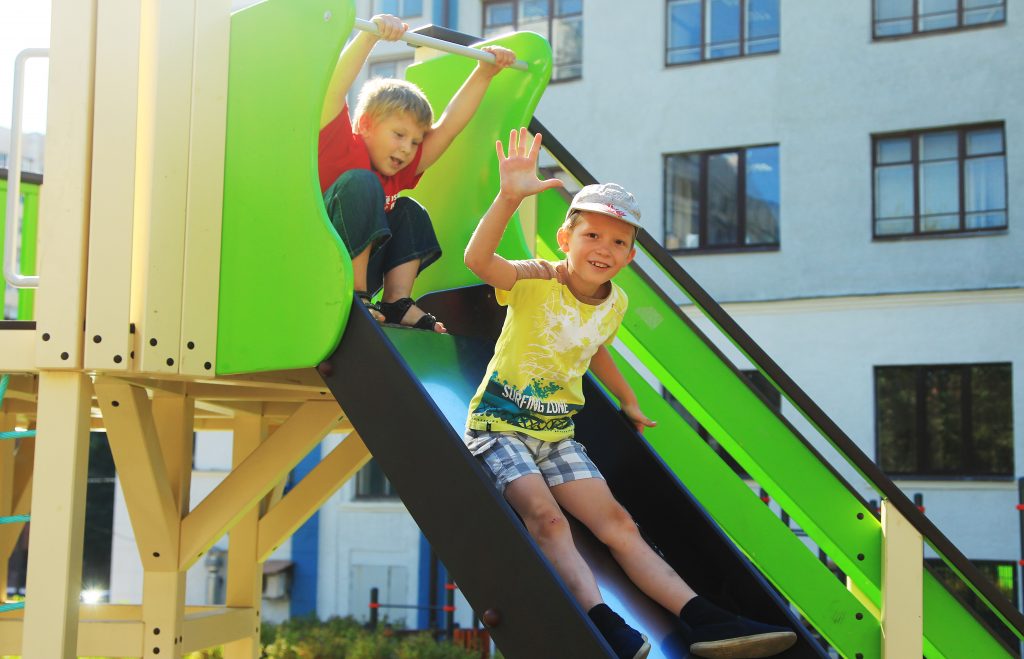 По проекту благоустройства на Старой Басманной появятся детские площадки с горками и скамейками. Фото: Наталия Нечаева