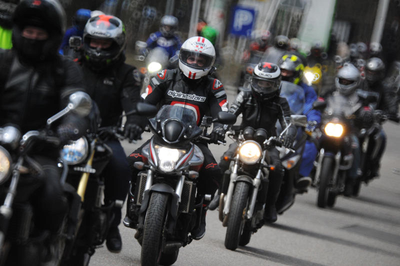 Мотоциклистов просят соблюдать скоростной режим. Фото: Александр Кожохин