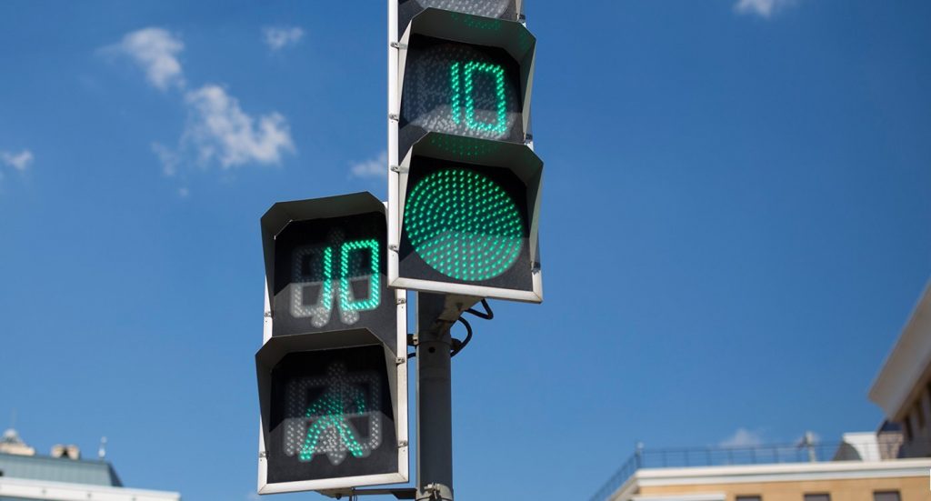 Более 50 светофоров сменили режим работы по просьбам москвичей
