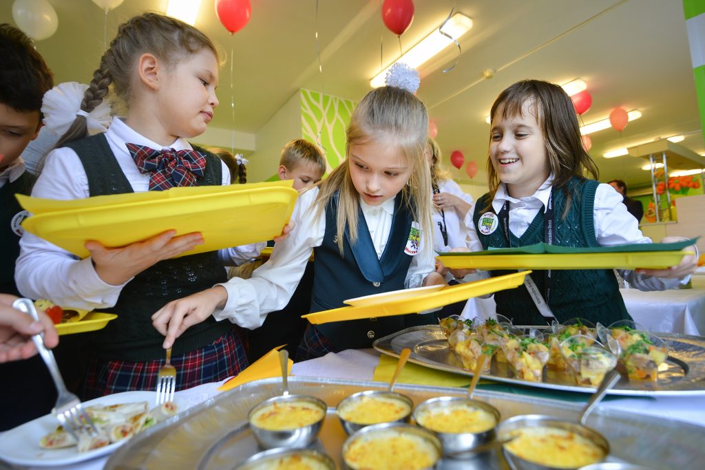 Роспотребнадзор проводит консультирование граждан по вопросам питания в школах