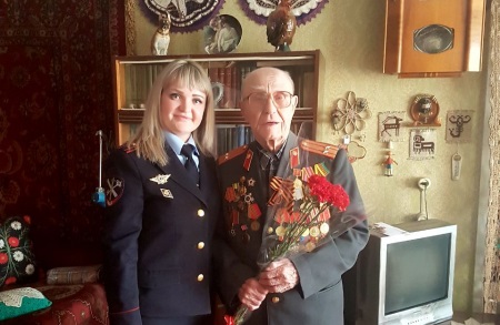 Полицейские Центрального округа поздравили ветерана с праздником Победы в Великой Отечественной войне