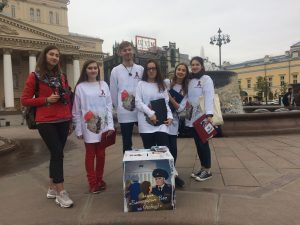 Волонтеры акции «Благодарим Вас за Победу!» на Театральной площади. Фото: Мария Иванова, «Вечерняя Москва»