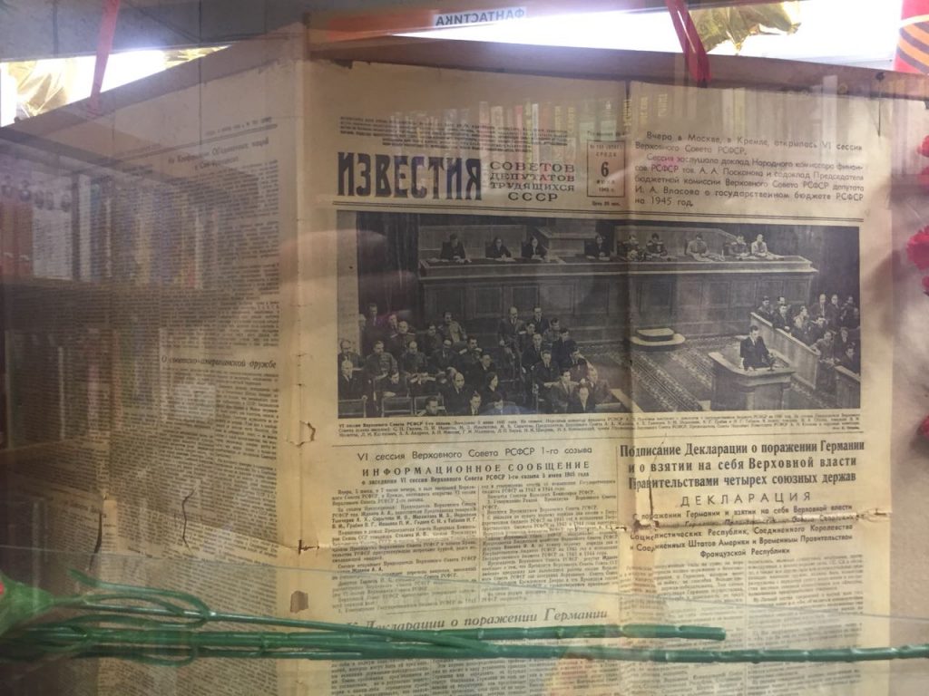 Три номера газеты 1945 года подарили сотрудникам библиотеки имени Достоевского. Фото предоставлено Людмилой Фоминых
