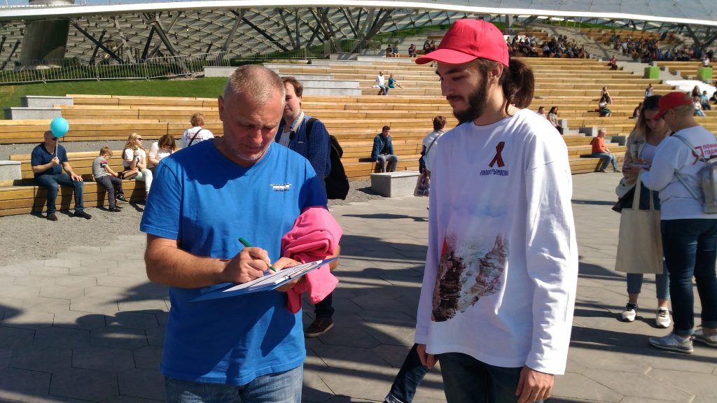 Волонтеры Москвы собрали поздравительные открытки для ветеранов в парках города