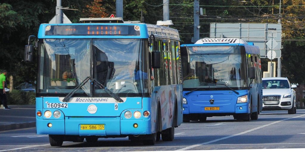 Восемь московских автобусов изменят маршруты в День Победы