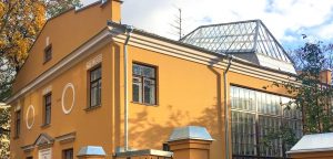 Обновлены фасады, витражное окно и стеклянный купол мастерской. Фото: mos.ru