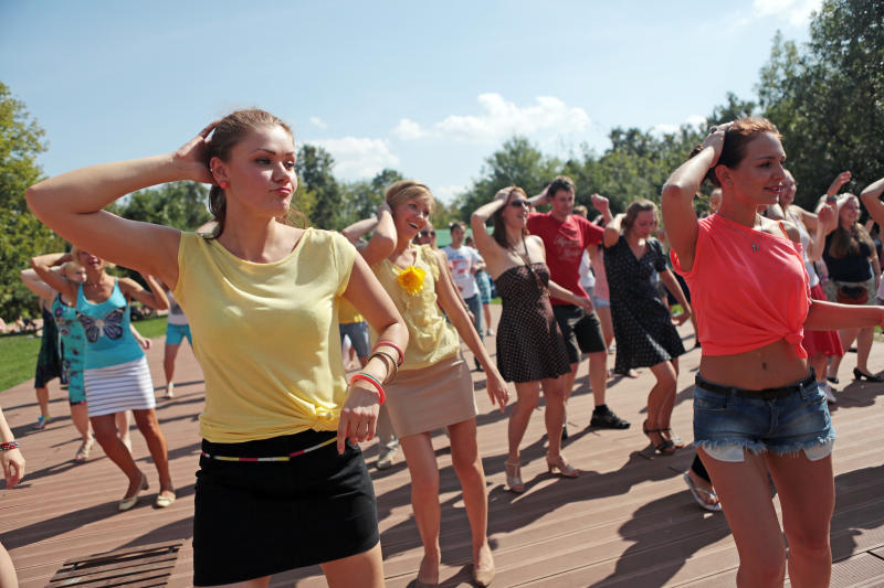 Игра «Казаки-разбойники» и мастер-класс по латине: как прошел День московских парков