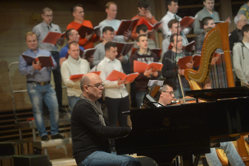 Московские студенты споют вместе с хором чилийского университета