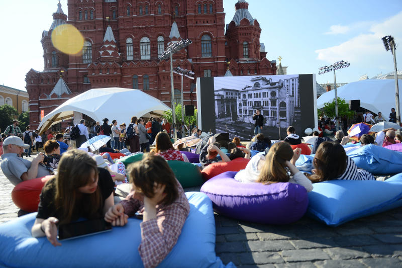 Шатры с книгами на фестивале «Красная площадь». Фото: архив, «Вечерняя Москва»