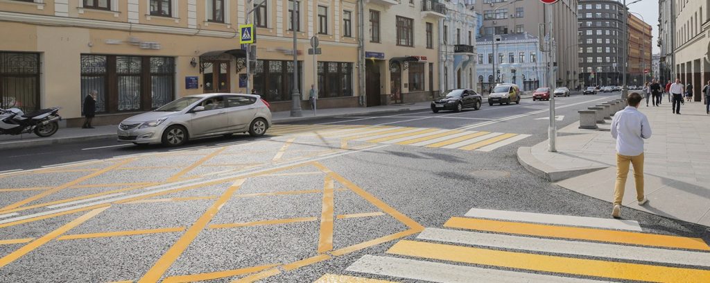Ярко желтая «вафельная» разметка появилась на перекрестах столицы. Фото: mos.ru