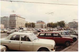 В далеком 1994 году площадь Тверской заставы выглядела как огромная стоянка для автомобилей, а все здания заполняли рекламные растяжки и вывески. Фото: Pustyu.com