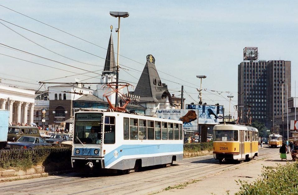 Июнь 1996 года. Трамвайная остановка рядом с площадью трех вокзалов («Было»).