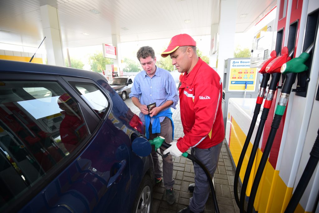В Москве вновь снизились цены на бензин