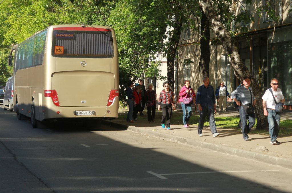 29 мая 2018 года. Туристы выходят из автобуса у дома на Спартаковской площади. Фото: Наталия Нечаева