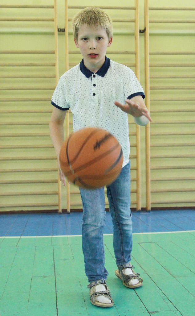 Николай Иванов в спортзале школы №1231 демонстрирует виртуозное владение баскетбольным мячом. Фото: Наталия Нечаева, «Вечерняя Москва»