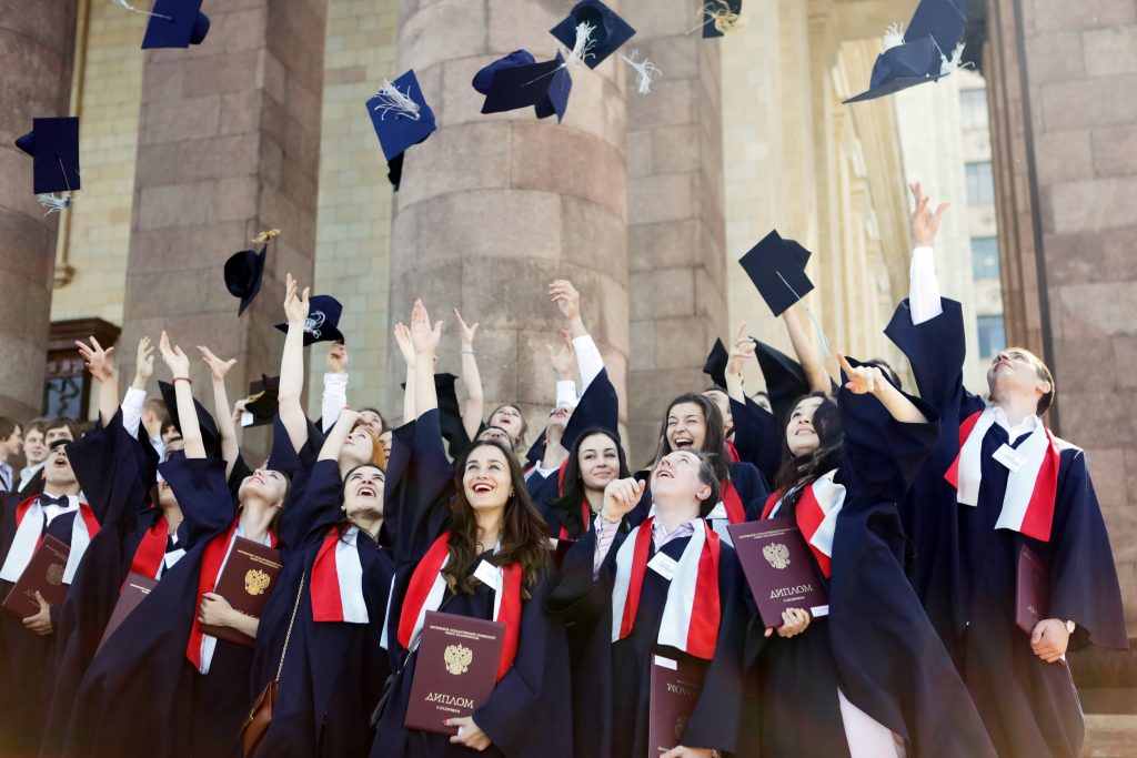 Треть выпускников МГУ получат дипломы с отличием
