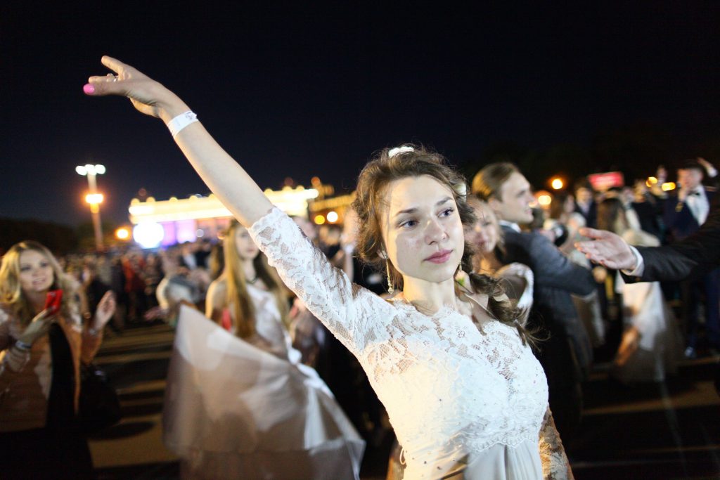 Рекордное количество юных москвичей пойдет на выпускной в Парк Горького