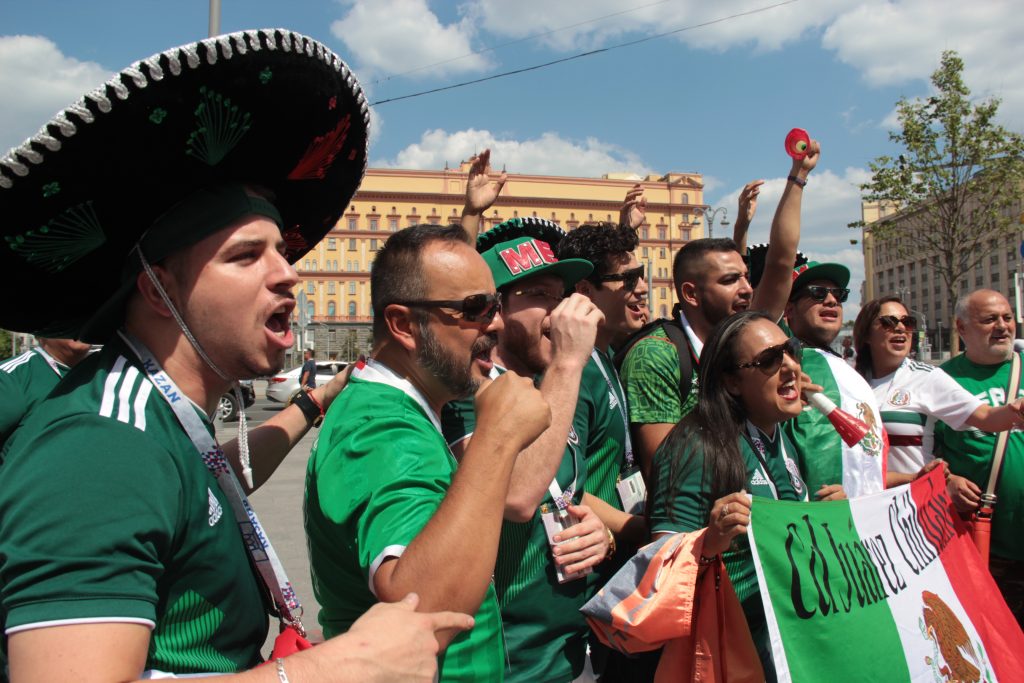Мексиканских болельщиков поздравили в столичном метро