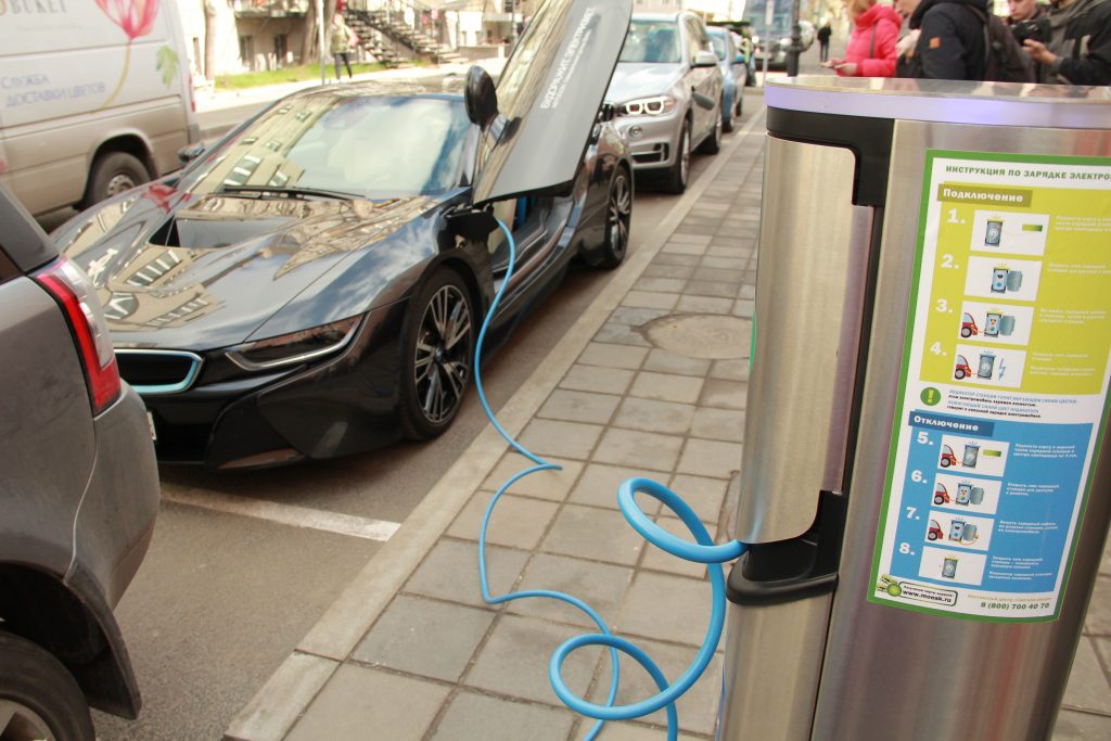 В Мосгордуме поддержали создание «именных» парковок для электромобилей