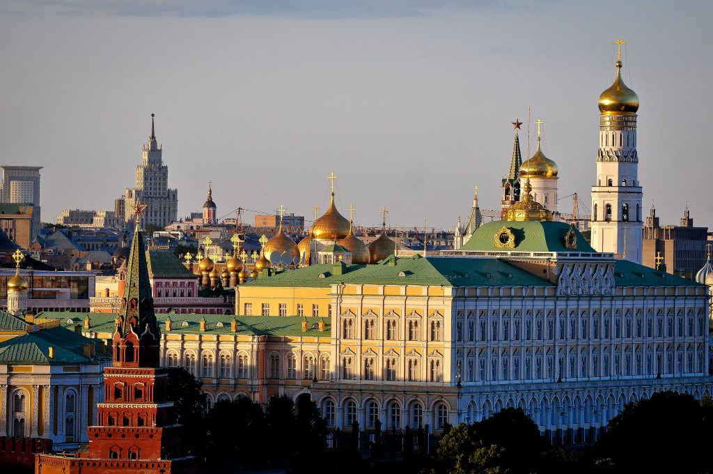 Москву ждут прохладные выходные и дождь в День России