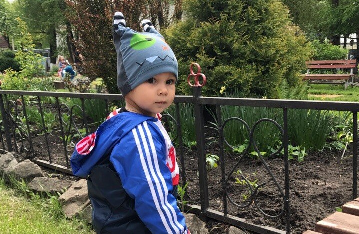 Яна Рудакова опубликовала на личной странице в социальной сети фотографию своего сына на прогулке в парке