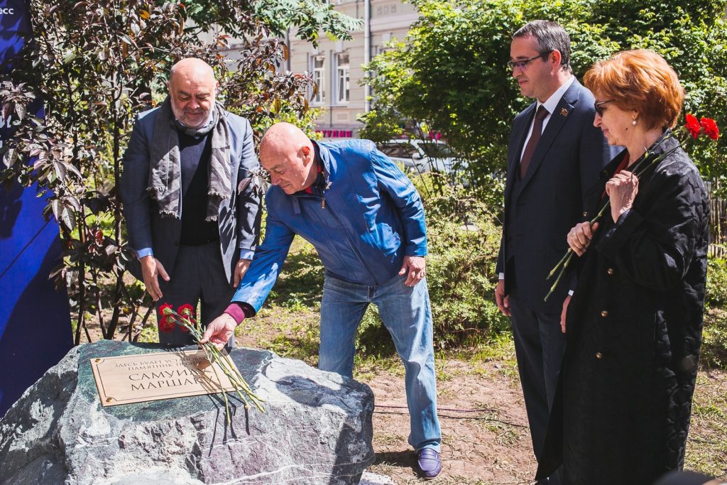 Первый камень памятника Самуилу Маршаку поставили в центре города. Фото: Агентство городских новостей «Москва»