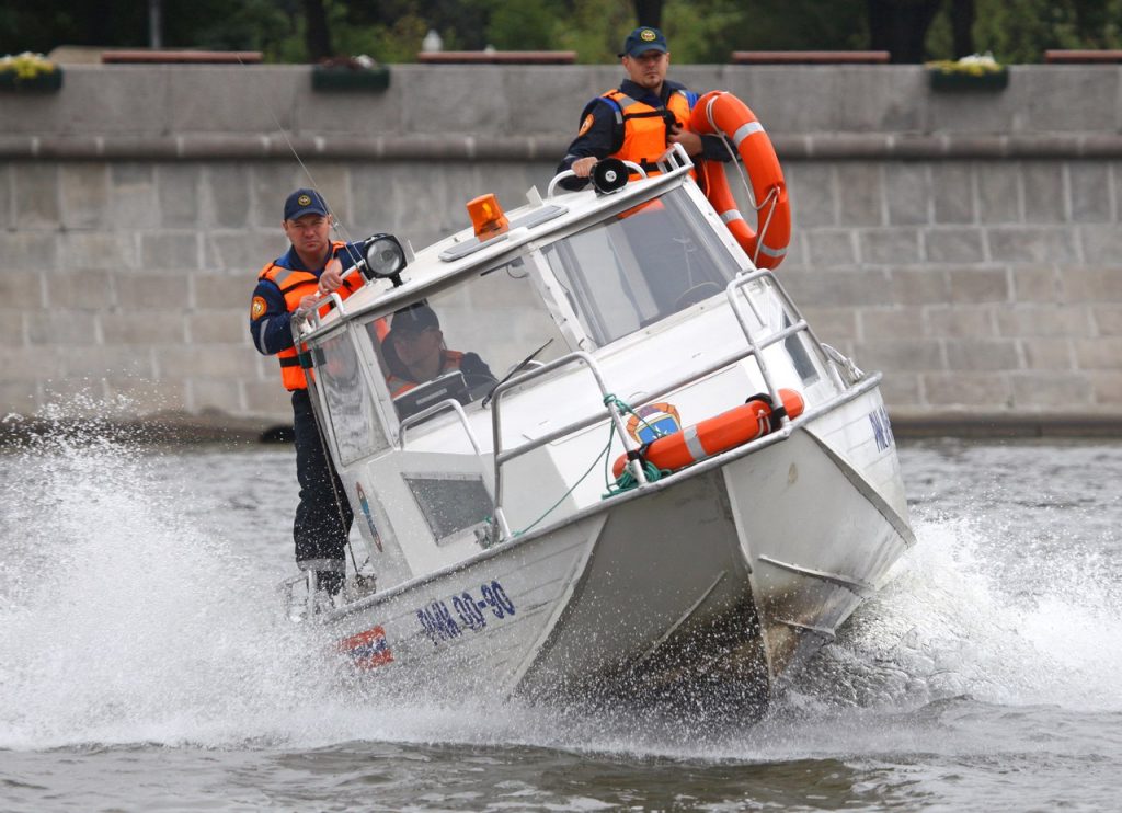 Спасатели оказали помощь мужчине в районе Болотной набережной