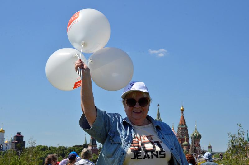 Собираться на праздник «Лето в Зарядье» люди старшего возраста начали в 12:00. Фото: Анна Быкова, «Вечерняя Москва»