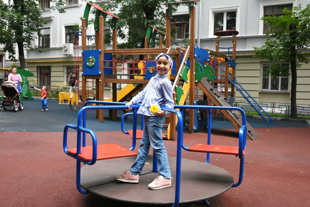 Сабрина Сайчоева катается на карусели на детской площадке на улице Маши Порываевой. Фото: Екатерина Ошкина 