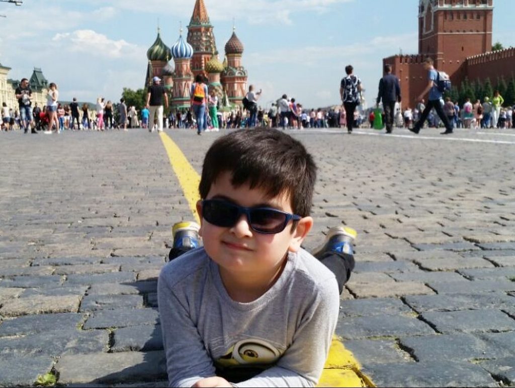 Нигина Азамова опубликовала на личной странице фотографию своего брата Дамира Азамова на прогулке по Красной площади. Фото: личная страница Нигины Азамовой с социальной сети
