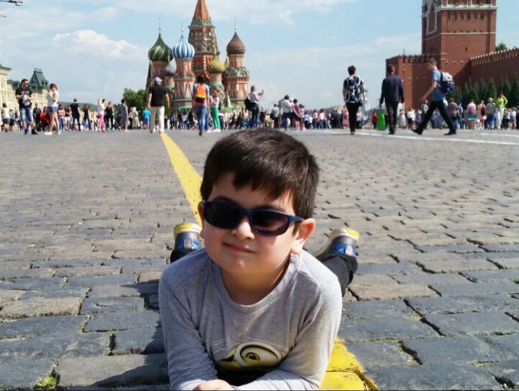 Нигина Азамова опубликовала на личной странице фотографию своего брата Дамира Азамова на прогулке по Красной площади. Фото: личная страница Нигины Азамовой в социальной сети