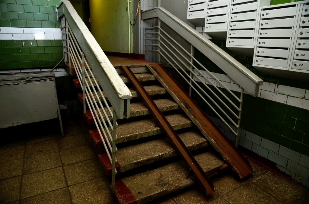 Собственник одной из квартир самовольно отгородил часть коридора и устроил кладовую