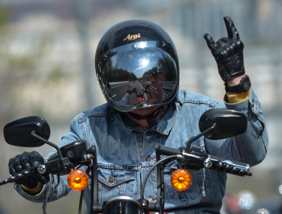 Вооруженные «мотоциклисты» напали на банк в Москве, работает полиция