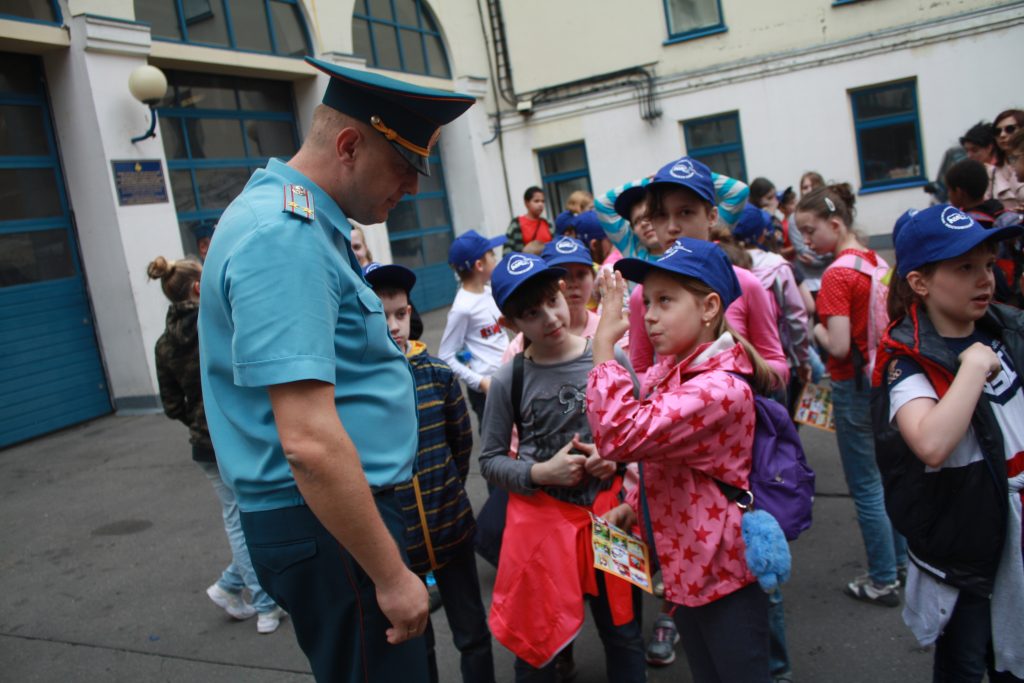 Огнеборцы Центрального округа проводят экскурсию для воспитанников «Московской смены»