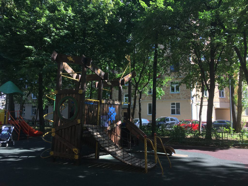 Приведем двор в порядок: как сотрудники «Жилищника» отремонтировали детскую площадку. Фото: Мария Иванова, «Вечерняя Москва»