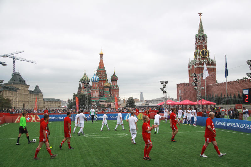 Знаменитые спортсмены сыграли в футбол на Красной площади