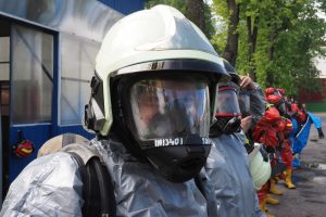 Спасатели занимаются нейтрализацией вещества. Фото: Анна Иванцова