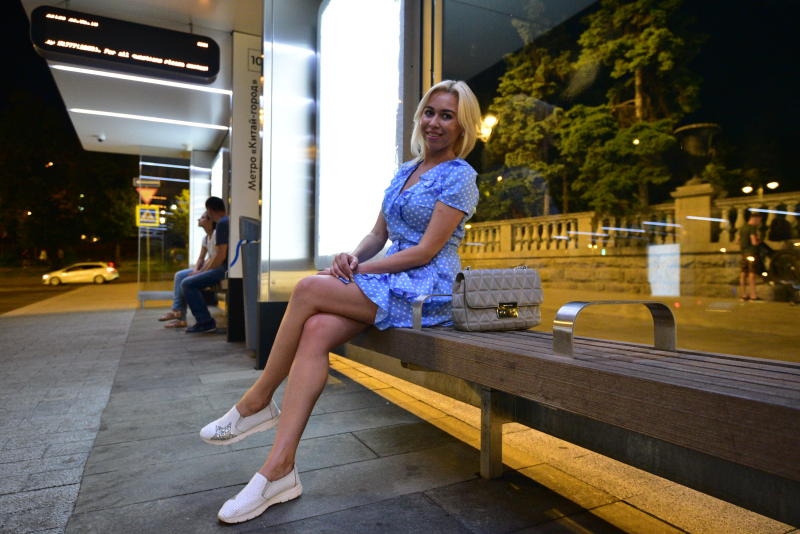 Татьяна Заячникова ждет ночной автобус. Фото: Пелагия Замятина, «Вечерняя Москва»